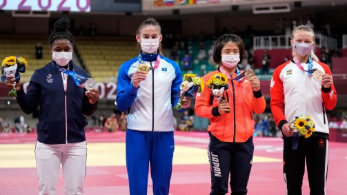 Cystique (E), Gjakova, Yoshida e Klimkait, medalhista no judô 57kg