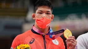 Shohei Ono (Japão) com a medalha de ouro no judô até 73kg
