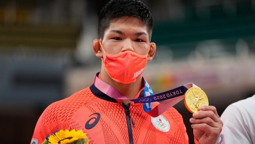 Shohei Ono (Japão) com a medalha de ouro no judô até 73kg