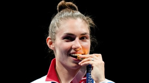 A russa Sofia Pozdniakova ficou com o ouro na disputa de sabre