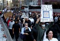Polícia prende manifestantes na Austrália, que tem recorde de casos de Covid-19