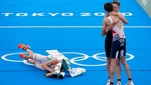 Kristian Blummenfelt, da Noruega, ‘desaba’ depois de vencer o triatlo masculino