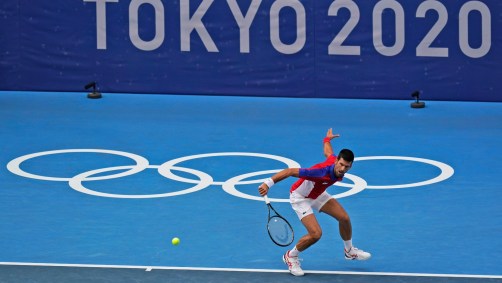 Novak Djokovick se estica para rebater bola contra o alemão Jan-Lennard Struff