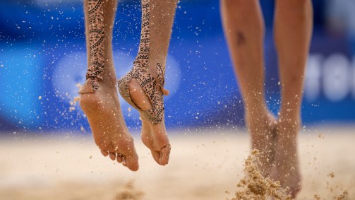 Russo Konstantin Semenov salta em lance no vôlei de praia