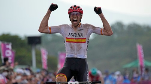 David Serrano, da Espanha, comemora conquista do ouro no ciclismo cross-country