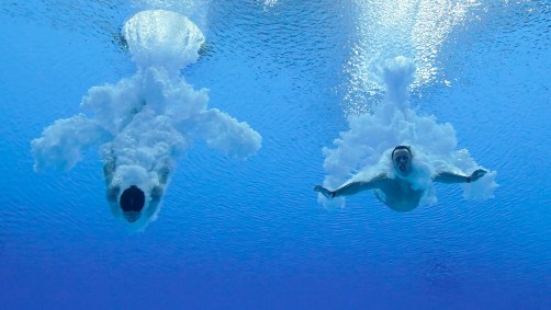 Thomas Daley e Matty Lee caem na piscina após salto na plataforma de 10m