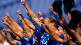 Jogadoras da Itália com os braços erguidos durante hino nacional