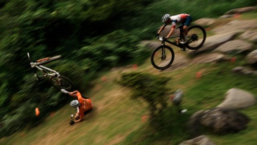 Holandês Mathieu van der Poel sofre queda em descida do ciclismo cross-country