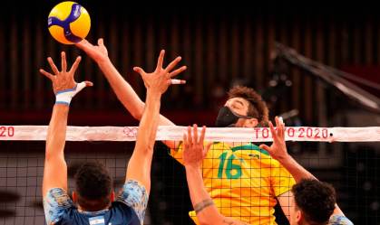 Vôlei masculino: Brasil leva susto, mas vira e bate Argentina em 5 sets
