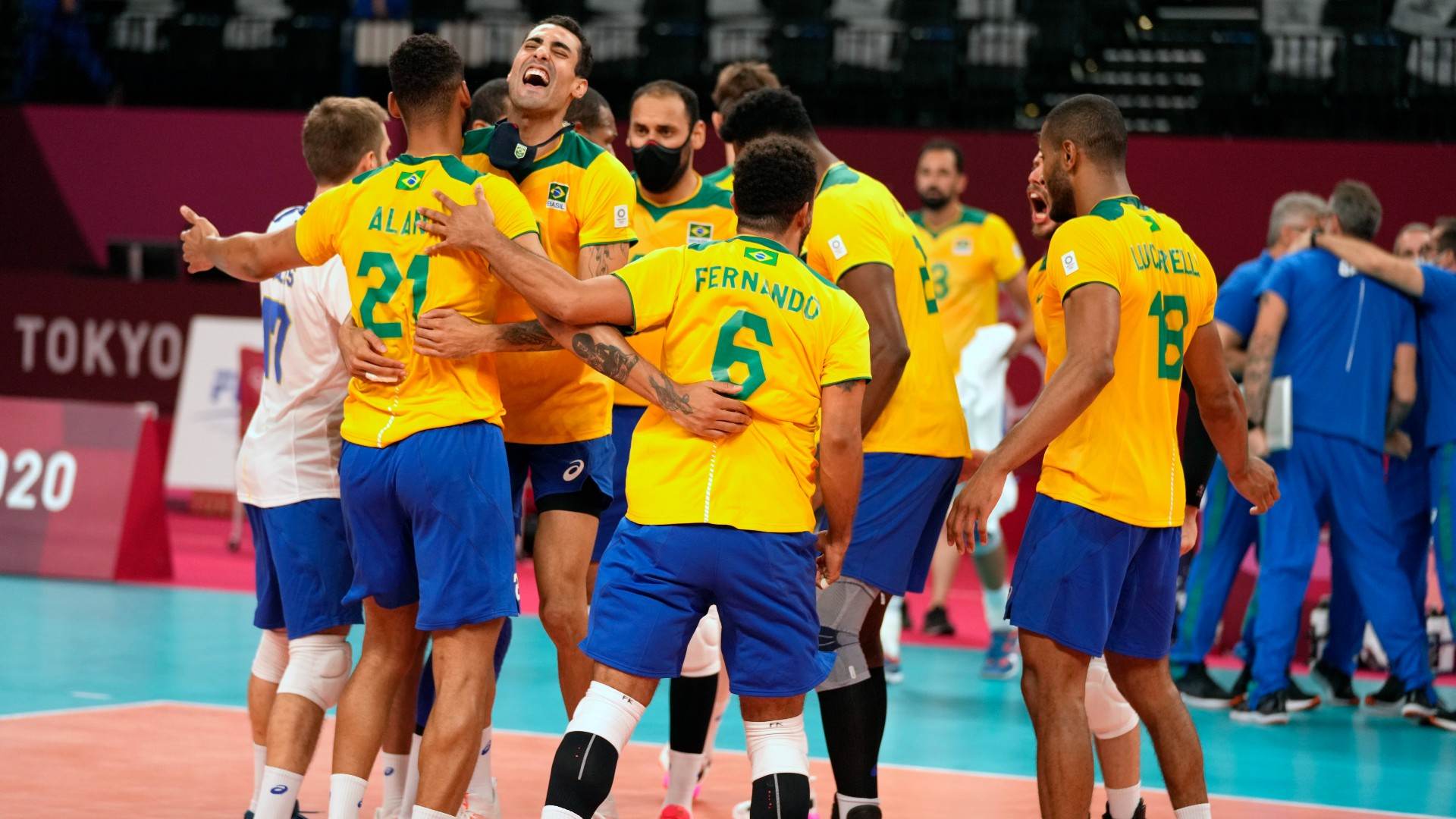 Seleção masculina de vôlei do Brasil celebra vitória por 3 a 2, sobre Argentina Seleção masculina de vôlei do Brasil celebra vitória por 3 a 2, sobre Argentina