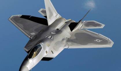 Um caça F-22 durante voo sobre a Base Aérea Kadena, no Japão, em 2009
