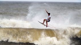 Gabriel Medina surfa onda durante a semifinal das Olimpíadas contra Kanoa Igaras