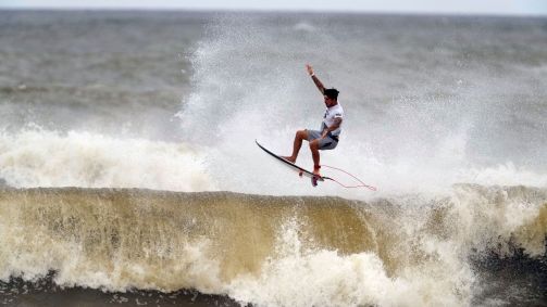 Gabriel Medina surfa onda durante a semifinal das Olimpíadas contra Kanoa Igaras