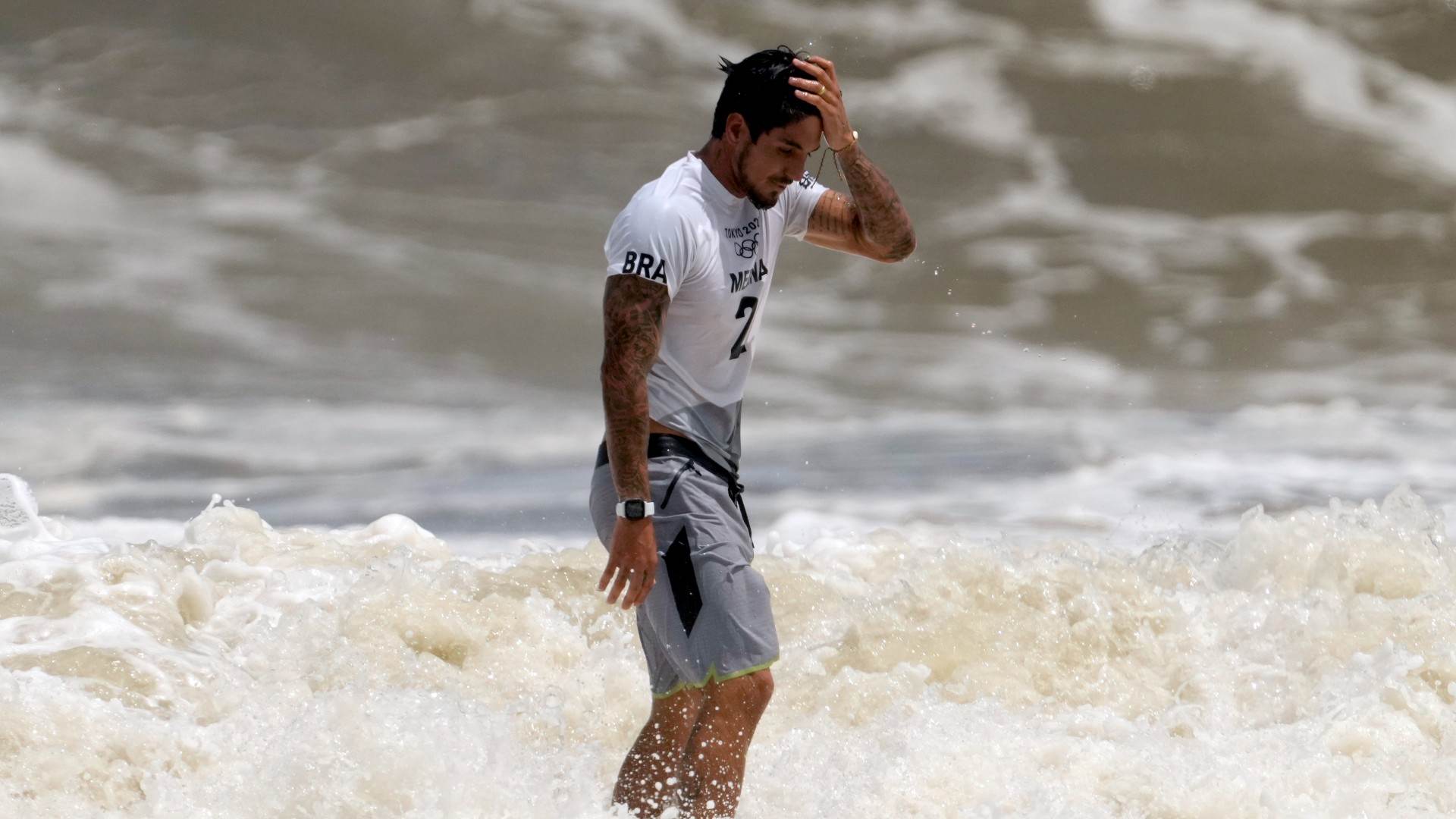 Gabriel Medina se lamenta após a eliminação nas semifinais do surfe masculino Gabriel Medina se lamenta após a eliminação nas semifinais do surfe masculino