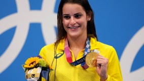 Australiana Kaylee McKeown venceu o ouro nos 100 metros costa nesta terça-feira