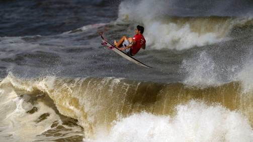 Gabriel Medina surfa onda durante a disputa do bronze nas Olimpíadas