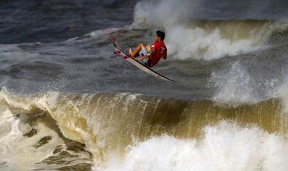 Gabriel Medina surfa onda durante a disputa do bronze nas Olimpíadas
