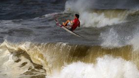 Gabriel Medina surfa onda durante a disputa do bronze nas Olimpíadas