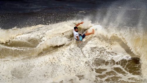 Ítalo Ferreira surfa onda durante a final olímpica contra Kanoa Igarashi