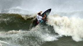 Ítalo Ferreira conseguiu notas 7,77 e 7,37 e ficou com ouro no surfe