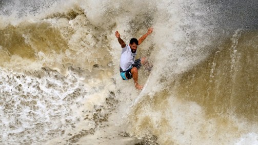 Ítalo Ferreira em uma das ondas que ele conseguiu dropar na final do surfe