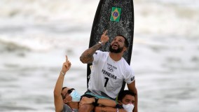 Ítalo Ferreira celebra conquista do ouro no surf, a primeira do Brasil em Tóquio