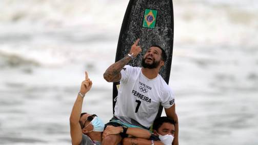 Ítalo Ferreira celebra conquista do ouro no surf, a primeira do Brasil em Tóquio