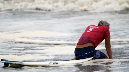 Kanoa Igarashi, do Japão, desolado após perder ouro no surf para Ítalo Ferreira