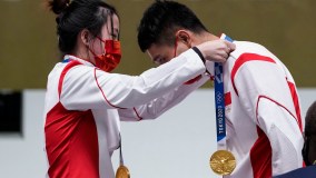 Chinesa Yang Qian e seu parceiro Yang Haoran levaram o ouro por equipes no tiro