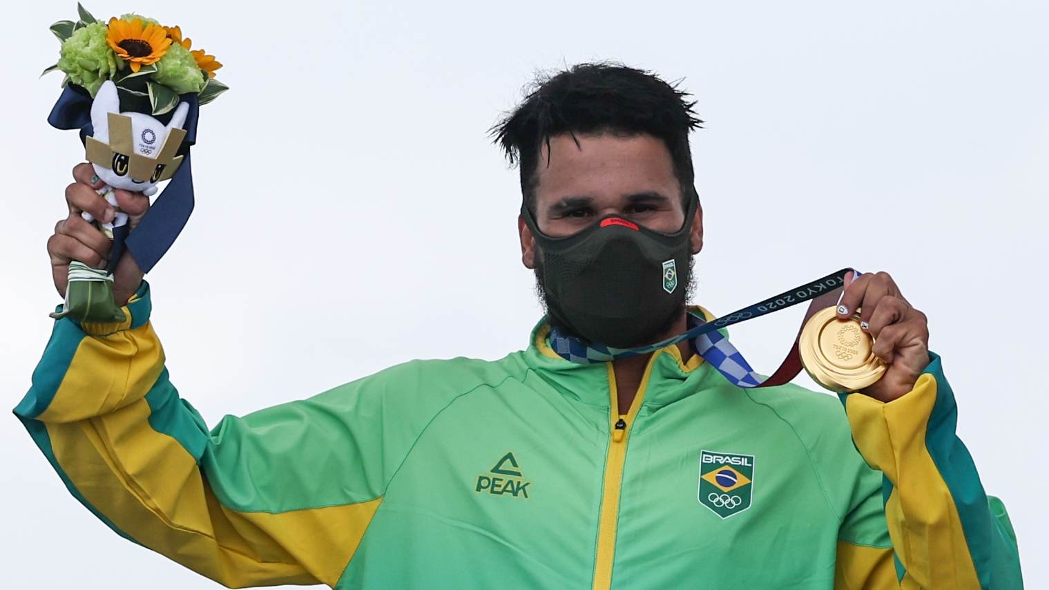 Ítalo Ferreira com a medalha de ouro conquistada no surfe em Tóquio