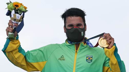 Ítalo Ferreira com a medalha de ouro conquistada no surfe em Tóquio