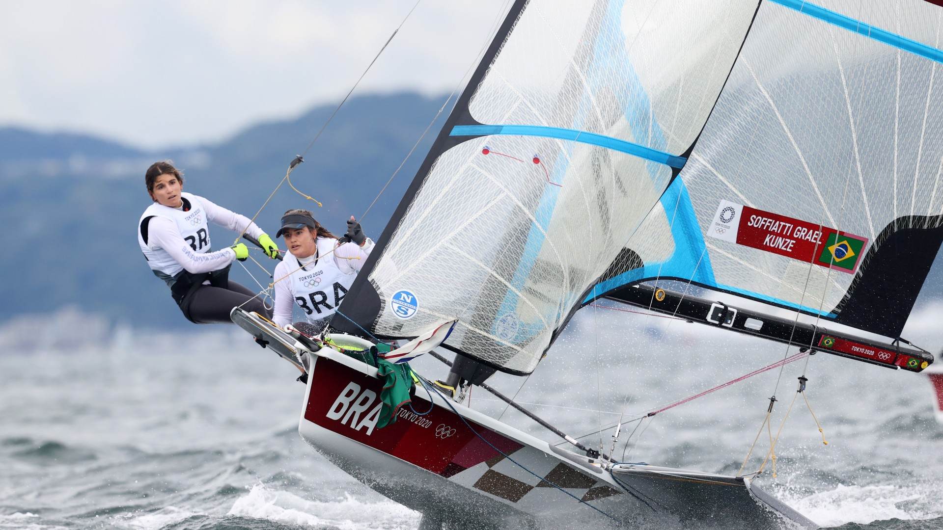 Martine Grael e Kahena Kunze competem na classe 49erFX da vela no Japão Martine Grael e Kahena Kunze competem na classe 49erFX da vela no Japão