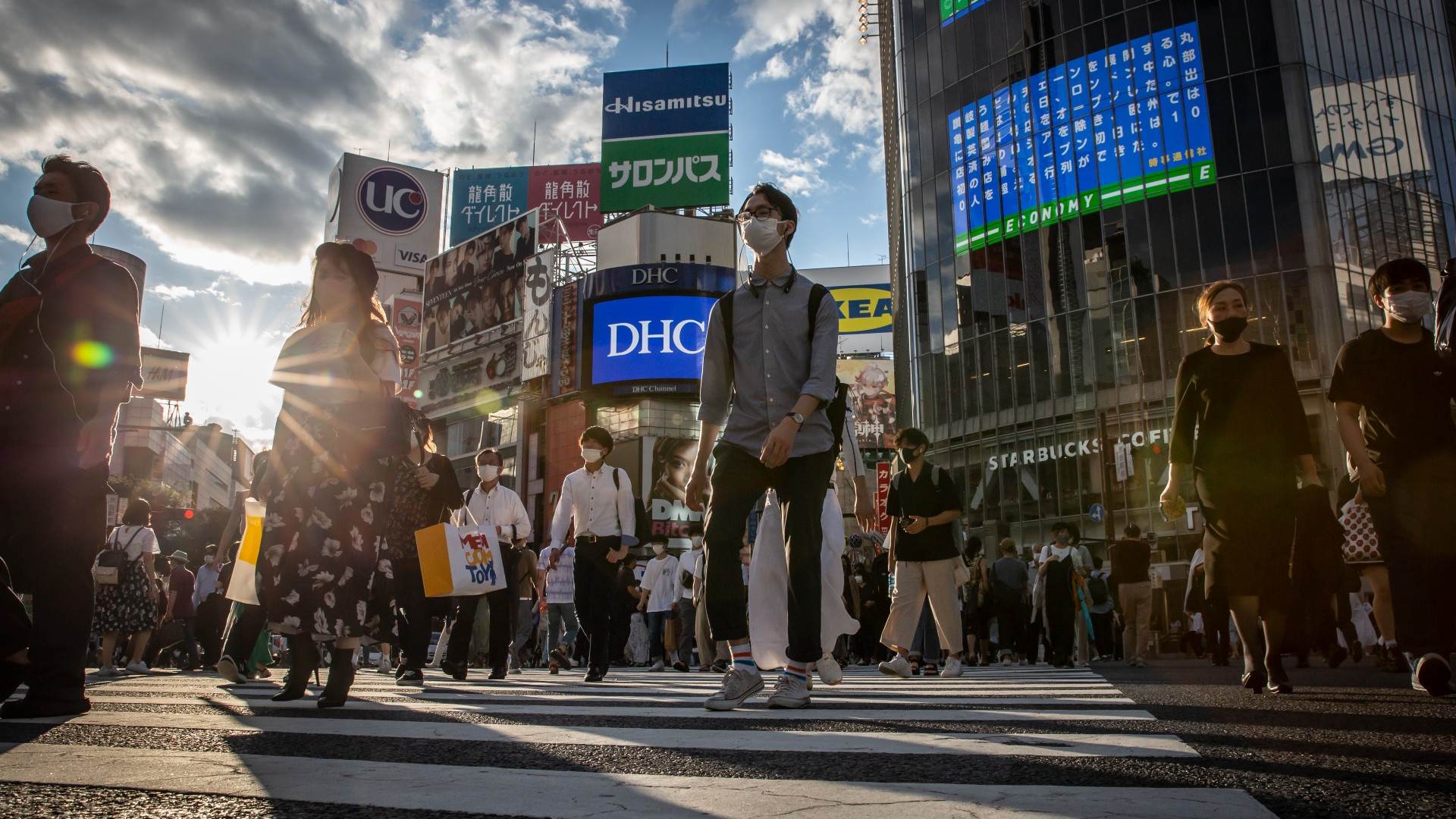Japoneses caminham por Shibuya, centros comercial e financeiro em Tóquio Japoneses caminham por Shibuya, centros comercial e financeiro em Tóquio