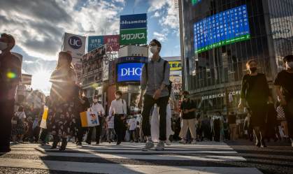 Japoneses caminham por Shibuya, centros comercial e financeiro em Tóquio