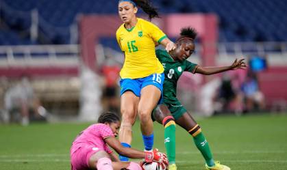 Bia Zaneratto disputa bola com Hazel Nali, goleira de Zâmbia