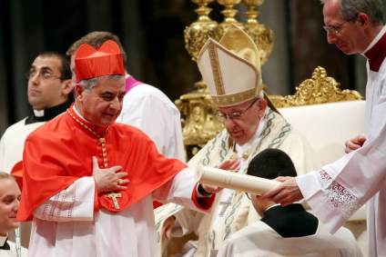 Papa Francisco com o cardeal Angelo Becciu durante consistório para a criação de