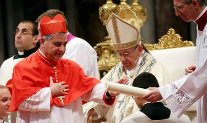 Papa Francisco com o cardeal Angelo Becciu durante consistório para a criação de