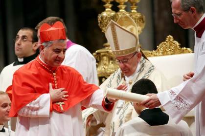 Papa Francisco com o cardeal Angelo Becciu durante consistório para a criação de