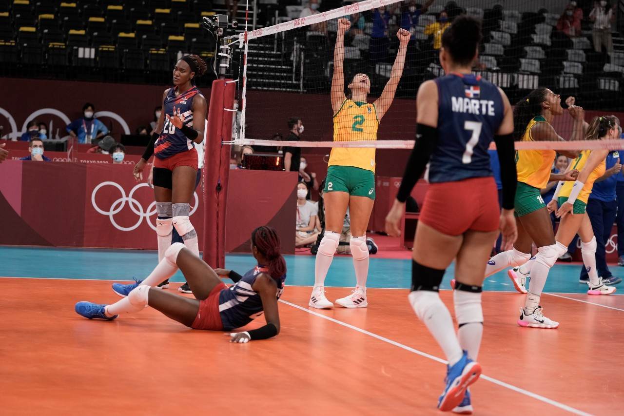 Atleta brasileira do vôlei feminino comemora ponto contra República Dominicana Atleta brasileira do vôlei feminino comemora ponto contra República Dominicana
