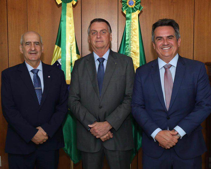O general Luiz Eduardo Ramos (à esq.), o presidente Jair Bolsonaro (sem partido)