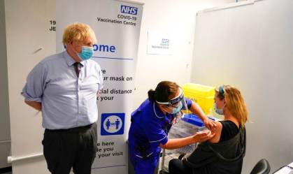 Boris Johnson visita centro de vacinação contra a Covid-19 em Londres