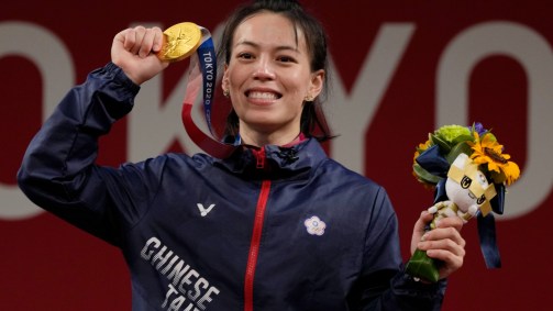 Kuo Hsing-Chun, de Taiwan, celebra ouro no levantamento de peso 59kg