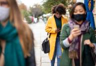 Vacinação vai bem no Brasil, mas não é hora de tirar máscaras, diz especialista