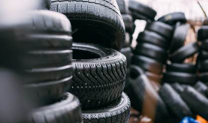 Caminhoneiros poderão ficar isentos de imposto para comprar pneus; entenda