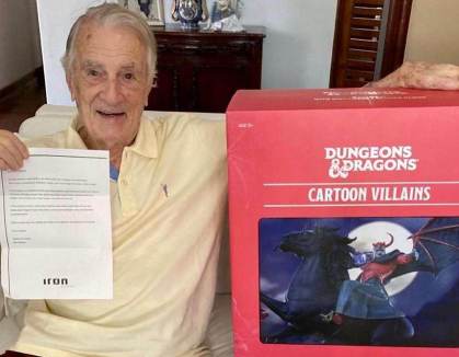 Orlando Drummond posa ao lado de figure action do Vingador