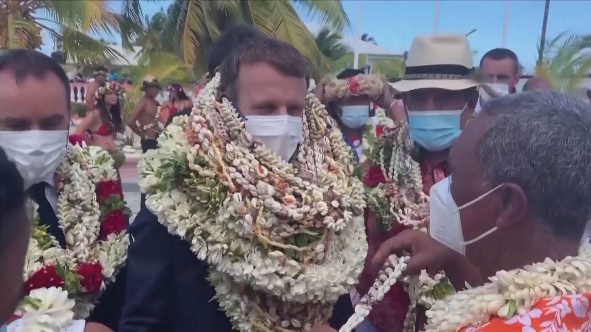 Emmanuel Macron, foi recebido com flores na Polinésia Francesa Emmanuel Macron, foi recebido com flores na Polinésia Francesa