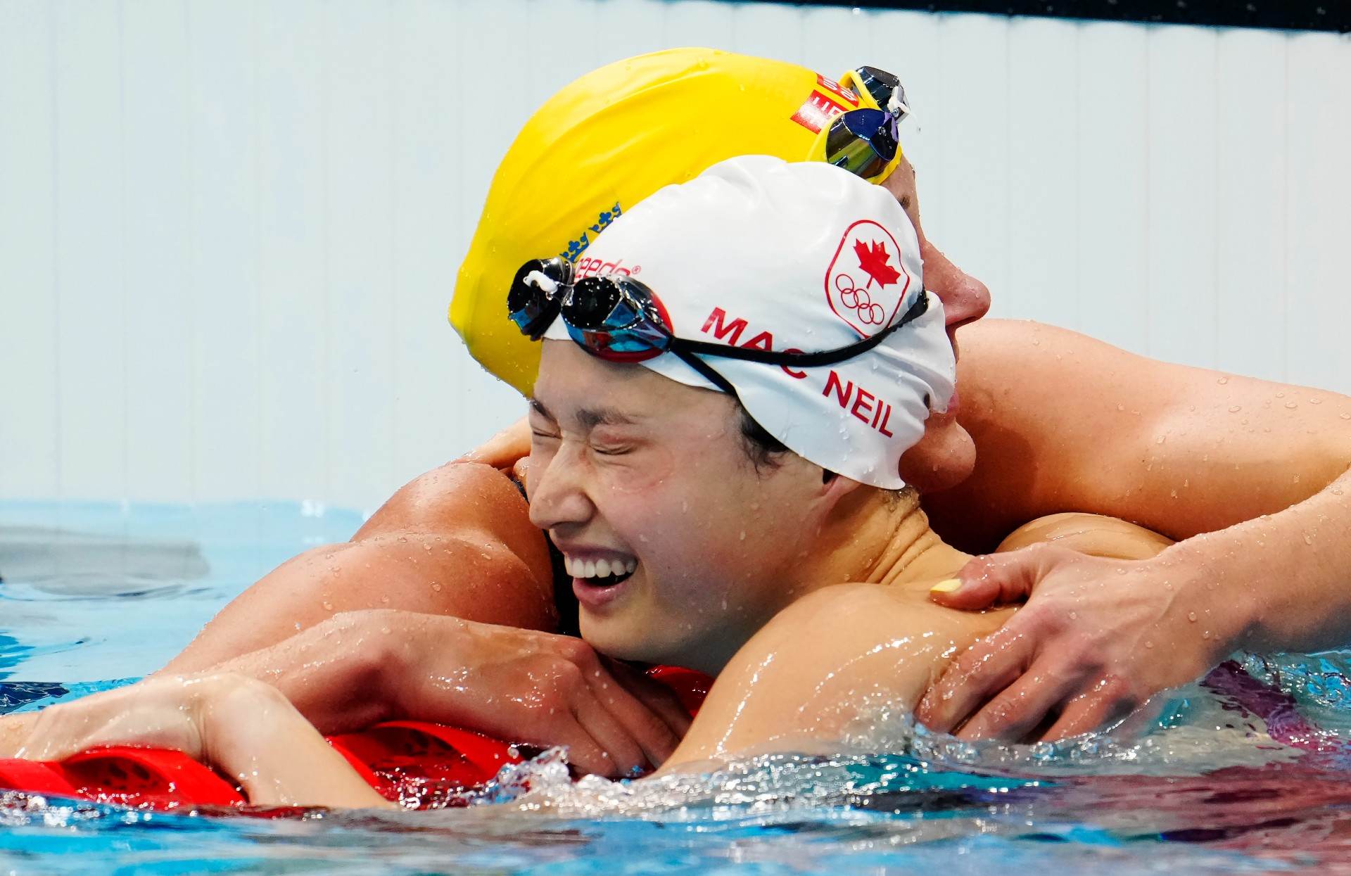 Tóquio: Margaret MacNeil comemora, ainda na piscina, vitória nos 100m borboleta