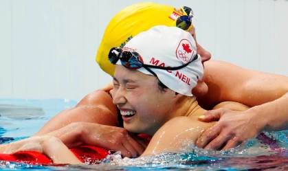 Tóquio: Margaret MacNeil comemora, ainda na piscina, vitória nos 100m borboleta