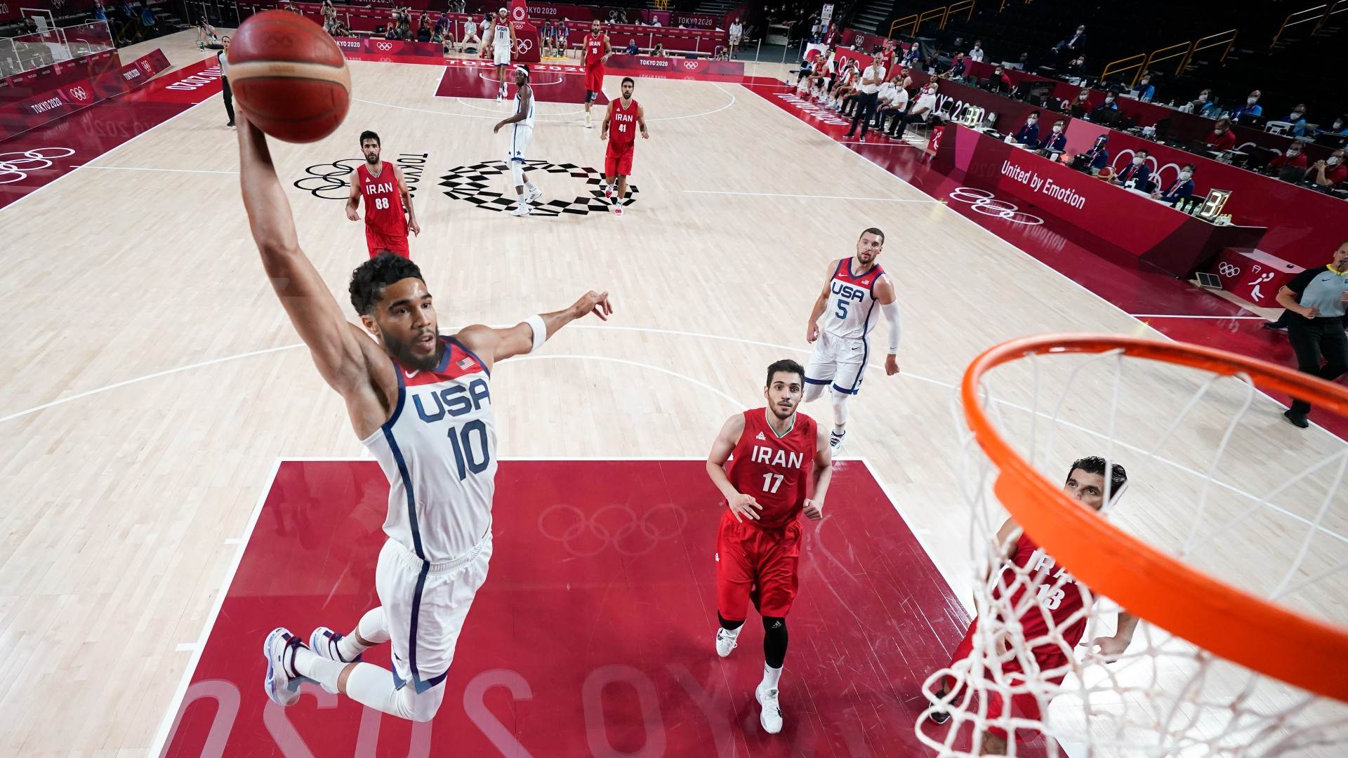 Jayson Tatum, dos EUA, enterra bola em lance contra o Irã nas Olimpíadas de 2020 Jayson Tatum, dos EUA, enterra bola em lance contra o Irã nas Olimpíadas de 2020