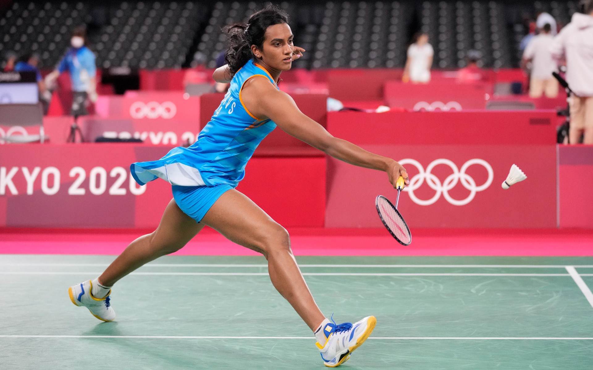 Indiana Pusarla Sindhu opta por competir de vestido e com short no badminton Indiana Pusarla Sindhu opta por competir de vestido e com short no badminton